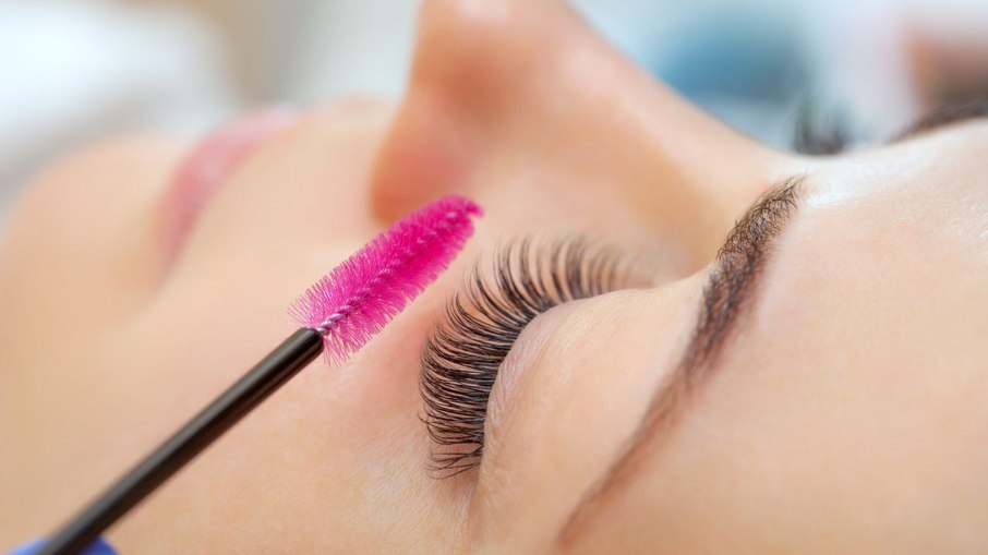 Desvendando os Segredos do Lash Lifting: O que é e como oferecer este&nbsp;serviço?